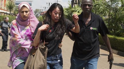 Une bless&eacute;e &eacute;vacu&eacute;e du centre commercial Westgate vis&eacute; par une attaque terroriste &agrave; Nairobi (Kenya) le 21 septembre 2013.&nbsp; ( REUTERS)