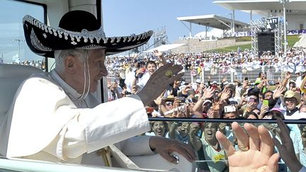 Le pape Beno&icirc;t XVI coiff&eacute; d'un sombrero salue ses fid&egrave;les en visite &agrave; Silao (Mexique), le 25 mars 2012. (OSSERVATORE ROMANO / REUTERS)