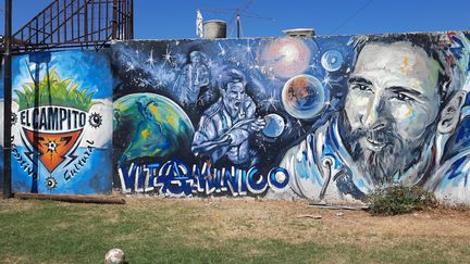 Une fresque de Messi dans le quartier de Rosario où le joueur a grandi. (SANDRINE ETOA-ANDEGUE / FRANCEINFO / RADIOFRANCE)