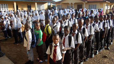 Dans la cour de cette école secondaire de la capitale Freetown, des dizaines d'enfants d'une douzaine d'années s'alignaient en rangs, les garçons portant généralement une cravate sur une chemise blanche, les jeunes filles un foulard blanc couvrant la tête et les épaules. «Nous avons refusé 30% des inscriptions parce que nous n'avons pas assez de chaises et que nous ne voulons pas dépasser le taux de 50 élèves par enseignant», a expliqué à l'AFP Florence Kuyembeh, la directrice d'une autre école, la Freetown Secondary School for Girls. La moitié de la population âgée de plus de 15 ans de cette ancienne colonie britannique est analphabète, selon un rapport de l'Unesco de 2015. L'économie de ce pays dévasté par une guerre civile (1991-2002), qui a fait quelque 120.000 morts, reste fragile après les chocs de l'épidémie d'Ebola en 2014-2016 et la chute des cours mondiaux des matières premières. (Saidu BAH / AFP)