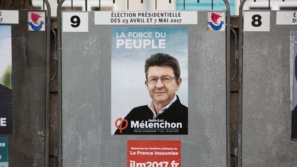 Une affiche de campagne de Jen-Luc Mélenchon, à Paris, le 10 avril 2017. (IRINA KALASHNIKOVA / SPUTNIK)