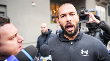 L'ancien sportif et influenceur controversé Andrew Tate s'entretient avec les médias à Bucarest, en Roumanie, le 25 janvier 2023. (MIHAI BARBU / AFP)