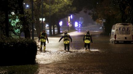 Trois pompiers interviennent dans les rues inondées de Mandelieu-la-Napoule (Alpes-Maritimes), le 1er décembre 2019. (MAXPPP)