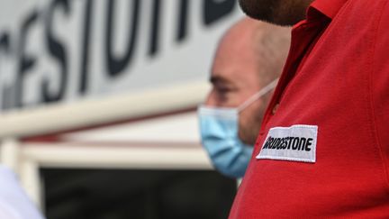 Des employés du site Bridgestone de Béthune, le 16 septembre 2020. (DENIS CHARLET / AFP)