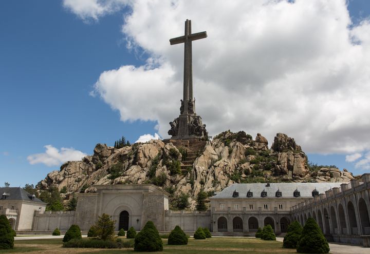 L'abbaye bénédictine située derrière la façade principale du "Valle de los&nbsp;Caídos", mercredi 5 juin 2019.&nbsp; (JULIETTE CAMPION / FRANCEINFO)