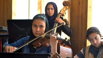 Les jeunes musiciennes de l'orchestre afghan féminin Zohra en répétition. (Mohammad Jawad / DPA)