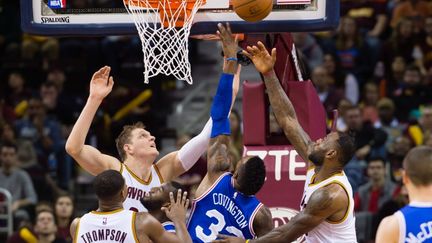 LeBron James a la lutte avec Covington (Philadelphie), une image rare dans un match à sens unique (JASON MILLER / GETTY IMAGES NORTH AMERICA)