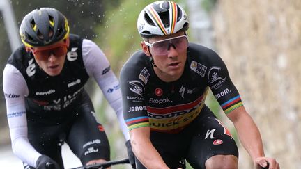 Matteo Jorgenson et Remco Evenepoel sur la 8e étape de Paris-Nice, le 10 mars 2024. (THOMAS SAMSON / AFP)