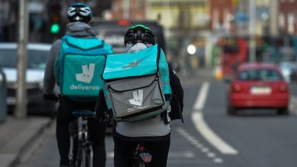 Des livreurs&nbsp;de Deliveroo vus dans le centre de Dublin (Irlande) le mercredi 3 février 2021. (ARTUR WIDAK / NURPHOTO / AFP)