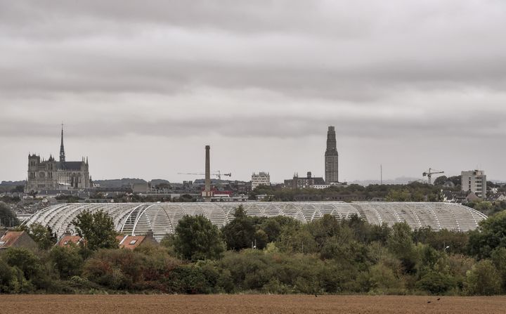 Le stade de la Licorne, surplombé par la cathédrale d'Amiens et la tour Perret (à droite), le 1er octobre 2017. (PHILIPPE HUGUEN / AFP)