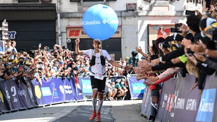 François d'Haene s'est imposé au terme de 20 h 45 min 49 sec de course dans&nbsp;l'Ultra-Trail du Mont-Blanc.&nbsp; (OLIVIER CHASSIGNOLE / AFP)