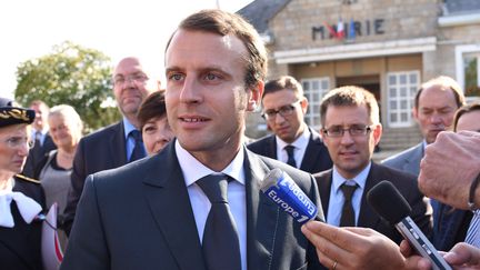 Emmanuel Macron, ministre de l'Economie, de l'Industrie et du Num&eacute;rique en d&eacute;placement &agrave; Romagny (Manche),&nbsp;lors d'une visite du site d'Acome, une Scop&nbsp;sp&eacute;cialis&eacute;e dans la fibre num&eacute;rique. (SALOM-GOMIS SEBASTIEN / SIPA)