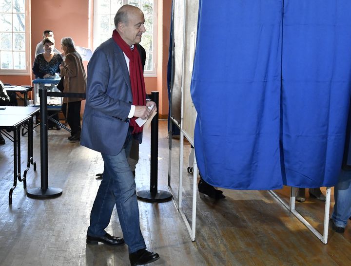 Le maire de Bordeaux Alain Juppé entre dans l'isoloir, le 27 novembre 2016, à l'occasion du second tour de la primaire de la droite.&nbsp; (GEORGES GOBET / AFP)