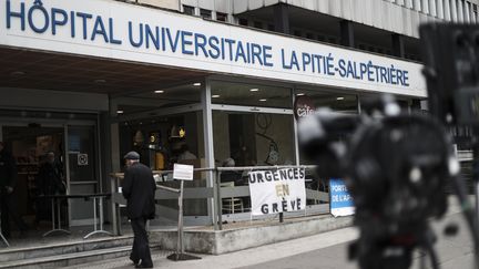 L'entrée de l'hôpital de la Pitié-Salpêtrière, jeudi 2 mai 2019 à Paris. (KENZO TRIBOUILLARD / AFP)