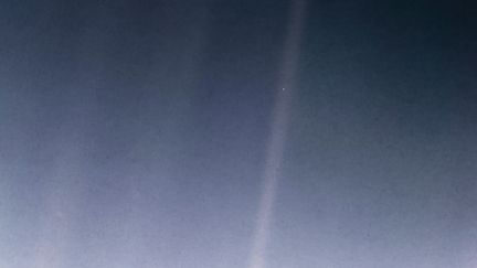 Pale Blue Dot", une photo de la Terre prise par la sonde Voyager 1 le 14 février 1990, à une distance de 6 milliards de kilomètres du Soleil. (JPL-CALTECH / NASA)