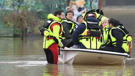 Nicolas Hulot et la préfète de Seine-et-Marne dans les rues inondées de Thomery, le 29&nbsp;janvier 2018. (ERIC FEFERBERG / AFP)