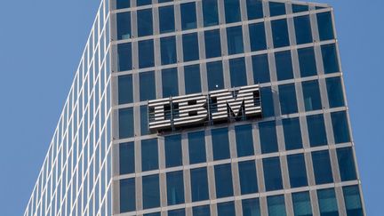 Le&nbsp;logo d'IBM sur la façade d'un immeuble de Parkstadt Shwabing, au nord de&nbsp;Munich, en Allemagne. (PETER KNEFFEL / DPA)