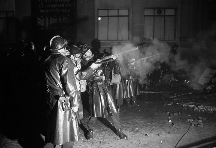 Des CRS tirant des grenades lacrymogènes dans le Quartier latin, dans la nuit du 10 au 11 mai 1968. (SIPAHIOGLU / SIPA)