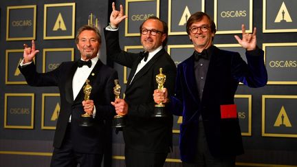 &nbsp;Les producteurs Philippe Rousselet (G), Fabrice Gianfermi (D) et Patrick Wachsberger (C)&nbsp;avec leur Oscar du Meilleur film, pour "CODA", le remake américain de "La Famille Bélier", à la 94e cérémonie des Oscars, le 27 mars 2022, à Los Angeles. (FREDERIC J. BROWN / AFP)