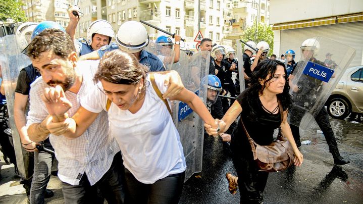 La députée du Parti démocratique des peuples (HDP) Feleknas Uca fuit la police anti-émeute turque lors d'une manifestation à Diyarbakir, le 20 août 2019, contre le remplacement des maires kurdes dans trois villes. (ILYAS AKENGIN / AFP)