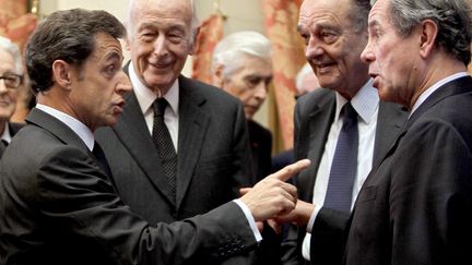 L'ex-pr&eacute;sident Nicolas Sarkozy (G), parle au pr&eacute;sident du Conseil constitutionnel, Jean-Louis Debr&eacute; (D), devant les anciens pr&eacute;sidents&nbsp;Val&eacute;ry Giscard d'Estaing et&nbsp;Jacques Chirac. (CHARLES PLATIAU / AFP)