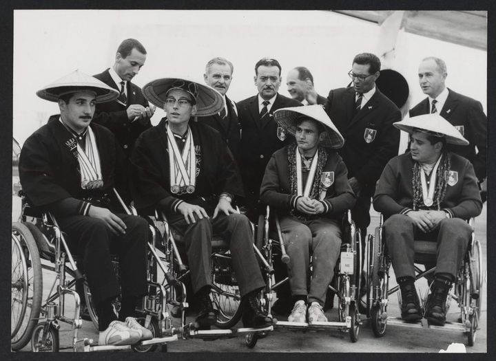 Des membres de la délégation française ayant participé aux Jeux paralympiques de Tokyo en 1964. (COLLECTIONS MUSEE NATIONAL DU SPORT)