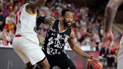 Le joueur de l'Asvel David Lighty au duel avec le Monégasque Alpha Diallo, durant le match 4 de la finale de Betclic&nbsp;Elite, le 22 juin au stade Louis II.&nbsp; (VALERY HACHE / AFP)