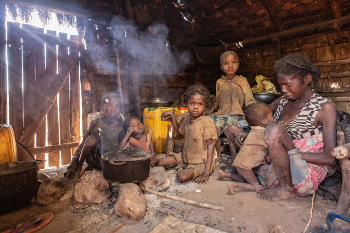 Une famille de cinq enfants très affectée par la sécheresse qui a ravagé les récoltes dans le district d'Ambovombe (province de Tuléar), dans le sud de Madagascar.&nbsp; (TSIORY ANDRIANTSOARANA/WFP)