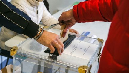 Dans un bureau de vote pour le premier tour des municipales, à Valence, le 15 mars 2020.&nbsp; (NICOLAS GUYONNET / HANS LUCAS)