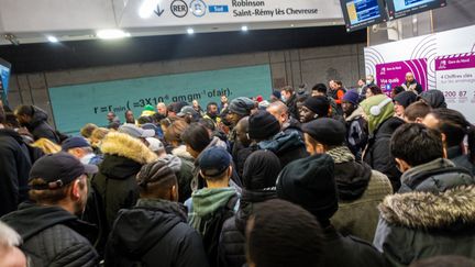 Des voyageurs du RER B à Châtelet-les-Halles, le 9 mars 2023. (ALINE MORCILLO / HANS LUCAS / AFP)