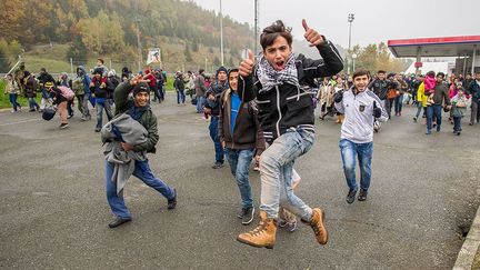  
Le 28 octobre, le gouvernement autrichien confirme son intention d’édifier une barrière le long de sa frontière avec la Slovénie, une première dans l’espace Schengen. Cette solution, destinée à contrôler le flux des migrants, est désapprouvée par l’Allemagne, pourtant le principal allié de l’Autriche dans cette crise migratoire. (AFP / RENE GOMOLJ)