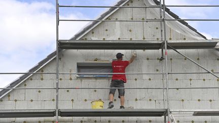 Un chantier de rénovation énergétique en Allemagne, le 13 juillet 2023. (FRANK HOERMANN / SVEN SIMON / AFP)