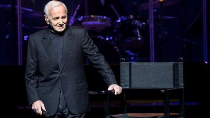 Charles Aznavour lors d'un concert à Barcelone (Espagne), en avril 2018.&nbsp; (QUIQUE GARC?A / EFE)