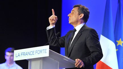 Nicolas Sarkozy lors d'un meeting de campagne aux Sables-d'Olonne (Vend&eacute;e), le 4 mai 2012. (ALAIN JOCARD / AFP)