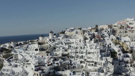 Tourisme : l'île grecque de Santorin attend le retour des touristes (FRANCE 2)