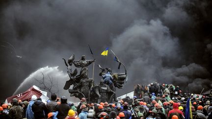 Des manifestants lors des affrontements&nbsp;qui les opposent aux forces de l'ordre, place de l'Ind&eacute;pendance, &agrave; Kiev (Ukraine), jeudi 20 f&eacute;vrier 2014.&nbsp; (BULENT KILIC / AFP)