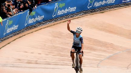 La Britannique Lizzie Deignan remporte le premier Paris-Roubaix féminin de l'histoire, le 2 octobre 2021. (FRANCOIS LO PRESTI / AFP)