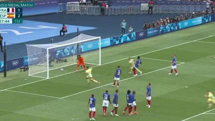 En football, la France a perdu contre l’Espagne en finale. La déception est immense, les Bleus doivent se contenter de la médaille d’argent.