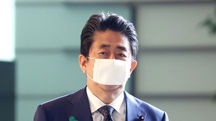 Le Premier ministre japonais, Shinzo Abe, arrive à son bureau, le 16 avril 2020, à Tokyo. (STR / JIJI PRESS)