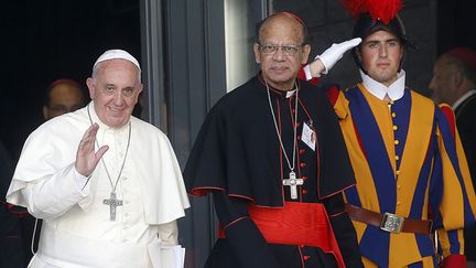  (Le Pape François et le prélat Oswald Gracias à la sortie du synode sur la famille © Maxppp)