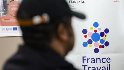 Un homme dans une agence France Travail, à Dammarie-les-Lys (Seine-et-Marne), le 26 avril 2024. (GEOFFROY VAN DER HASSELT / AFP)