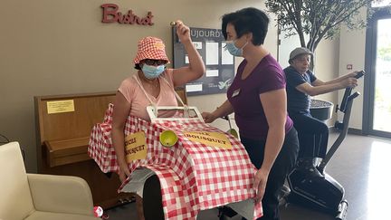 Les pensionnaires de&nbsp;l’Ehpad&nbsp;Cécile-Bousquet à Bessières&nbsp;(Haute-Garonne),&nbsp;se sont lancés le défi de parcourir&nbsp;le Tour de France&nbsp;sur des vélos d’appartement. (FANNY LECHEVESTRIER / FRANCEINFO)