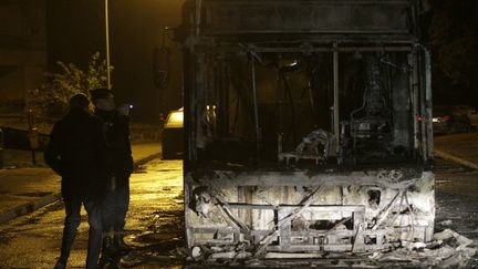 Bus incendié à Beaumont-sur-Oise à la suite de l'arrestation des deux frères d'Adama Traoré, le 24 novembre 2016. (GEOFFROY VAN DER HASSELT / AFP)