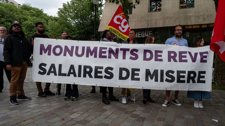 Manifestation de la CGT pour la culture et contre l'extrême droite devant la Cinémathèque française dans le 12e arrondissement de Paris, le 20 juin 2024. (RICCARDO MILANI / HANS LUCAS / HANS LUCAS VIA AFP)