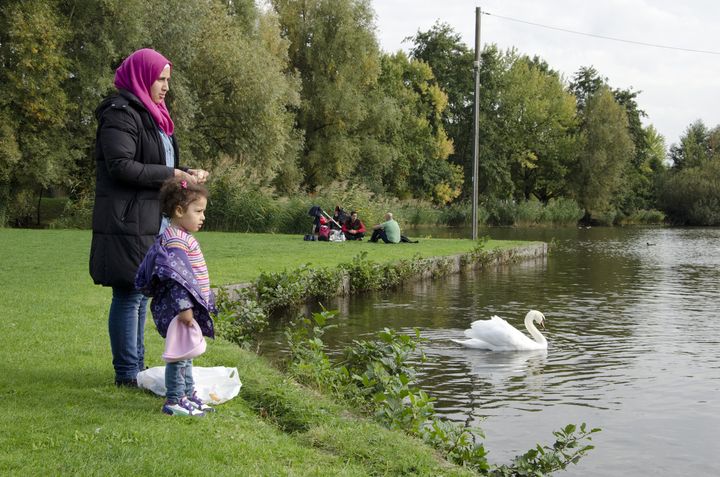 Fatma Ashour et sa fille Sham, le 9 octobre 2015 à Karlsruhe (Allemagne). (THOMAS BAIETTO / FRANCETV INFO)