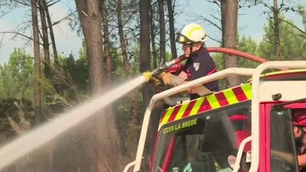 En Gironde, le feu qui s'est déclaré dans la commune de&nbsp;Saumos&nbsp;n'a pas progressé dans la nuit du mercredi 14 au jeudi 15 septembre.&nbsp;Le journaliste Vivien Roussel, en direct du Temple, en Gironde, fait le point sur la situation à la mi-journée. (FRANCE 3)