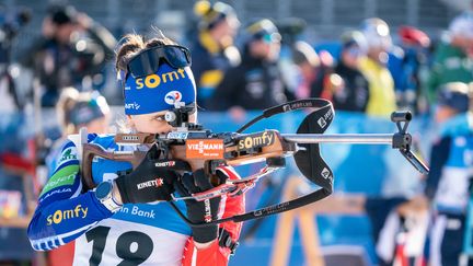 Julia Simon durant l'épreuve du sprint, le 8 décembre 2022, à Hochfilzen. (GEORG HOCHMUTH / AFP)