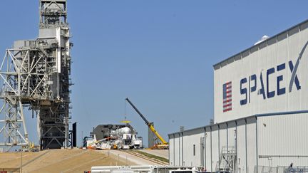 La fusée Falcon 9 est installée sur le pas de tir, sur l'aire de lancement de Space X en Floride (USA), le 17 février 2017. (BRUCE WEAVER / AFP)