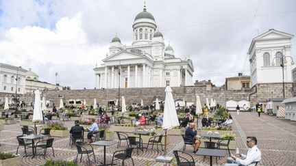 Les terrasses des restaurants ont été étendues pour éviter les contaminations, comme ici sur la place du Sénat à Helsinki. (KIMMO BRANDT / COMPIC)