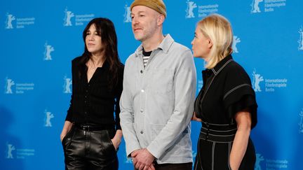 13&nbsp;février 2022, au 72e festival international du film de Berlin. Charlotte Gainsbourg, Emmanuelle Béart, Mikhaël Hers, les acteurs principaux du film "Les passagers de la nuit".&nbsp; (GERALD MATZKA / DPA VIA MAXPPP)